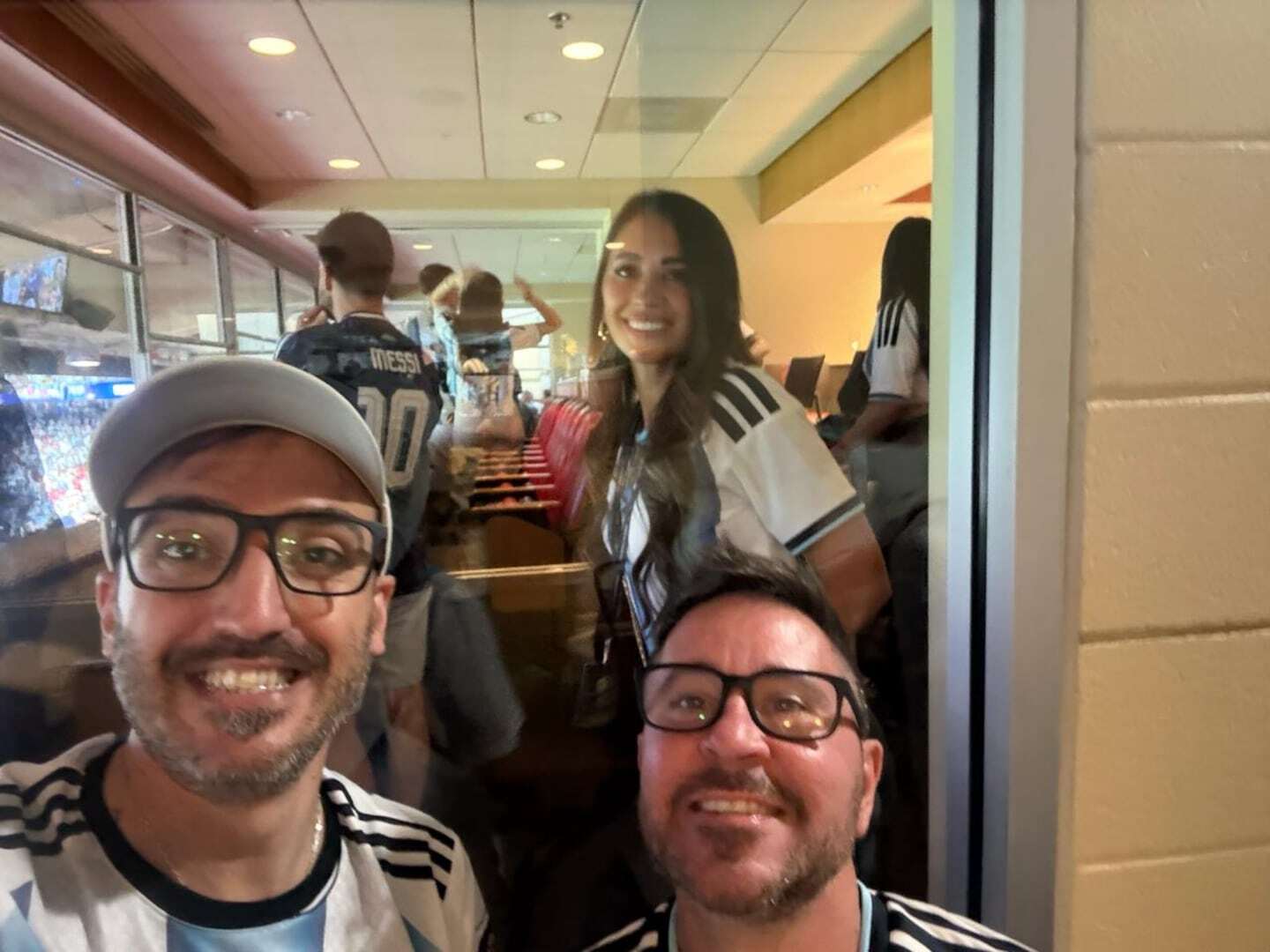 Grupo de amigos argentinos en el Mundial 2026 con Antonela Roccuzzo al fondo