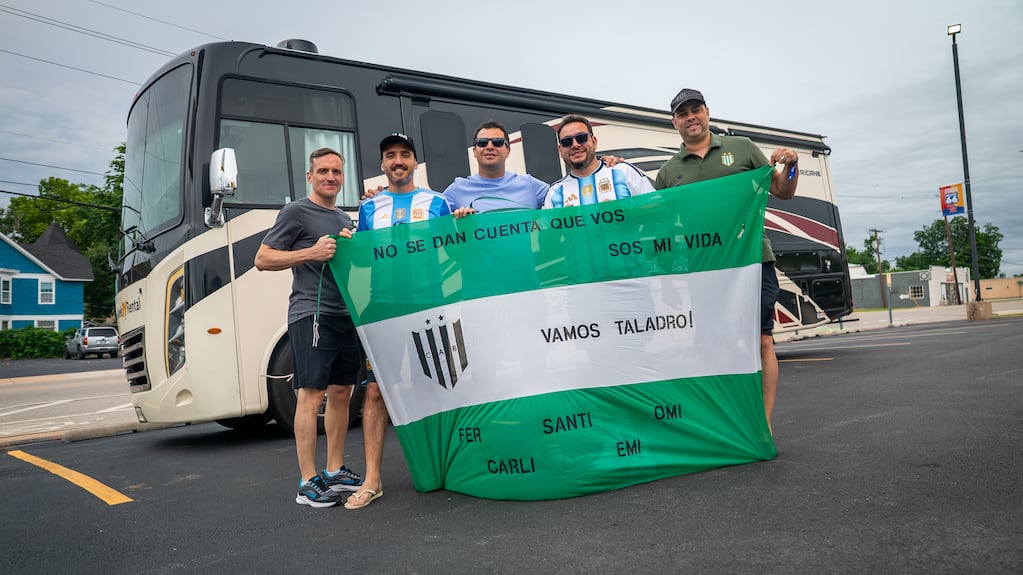 Grupo de amigos argentinos en su aventura en el Mundial 2026