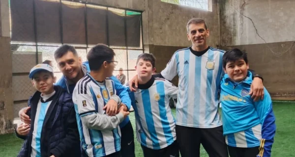 Niños jugando al fútbol en la escuela Inti Huara en Jujuy