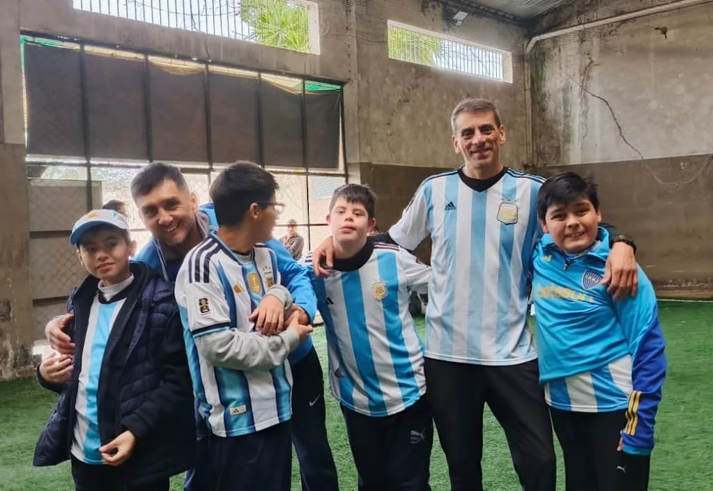 Niños jugando al fútbol en la escuela Inti Huara en Jujuy