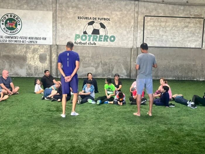 Niños y jóvenes con autismo participan en una actividad en la escuela de fútbol Inti Huara en Jujuy