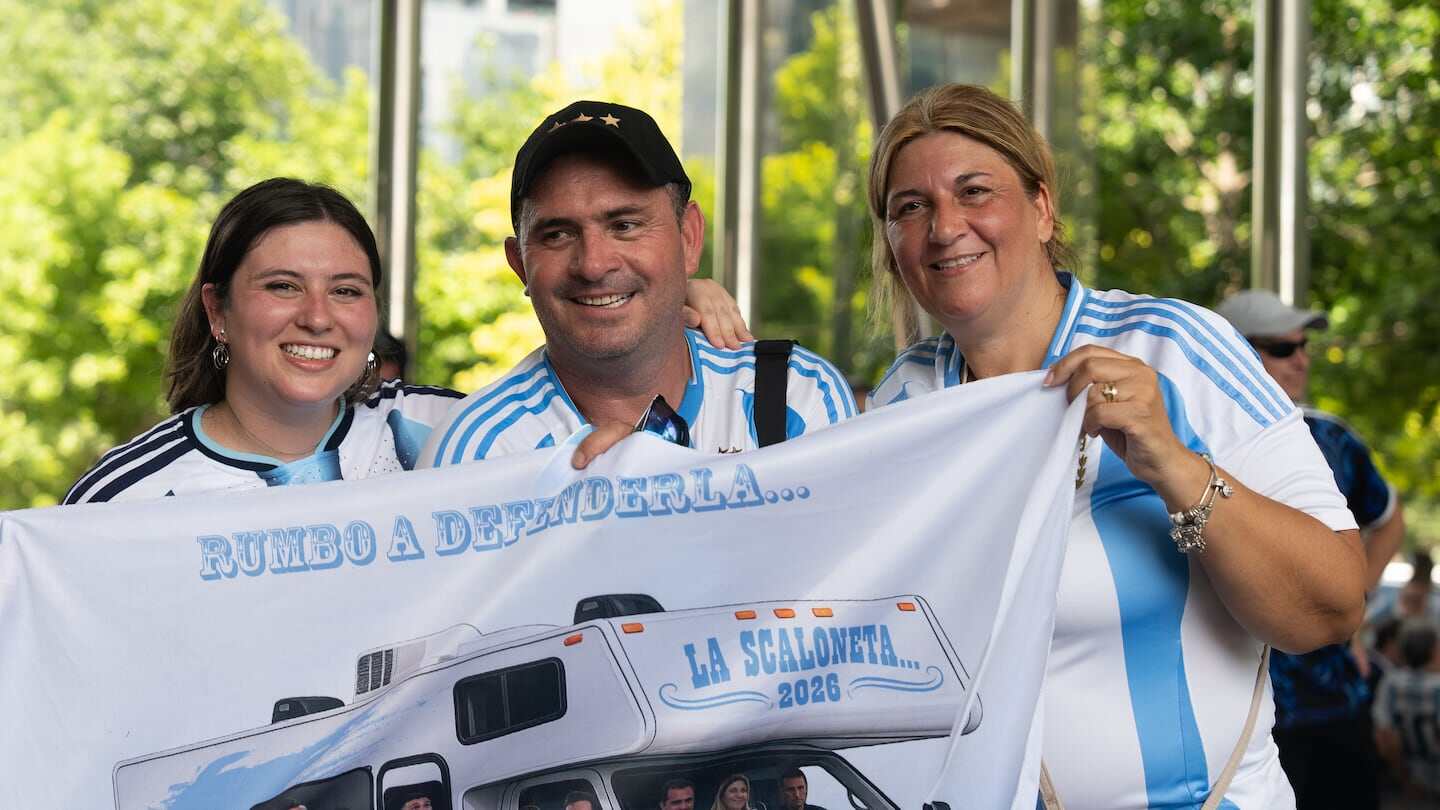 Familia cordobesa sonriente con bandera en apoyo a la Selección Argentina en el Mundial 2026