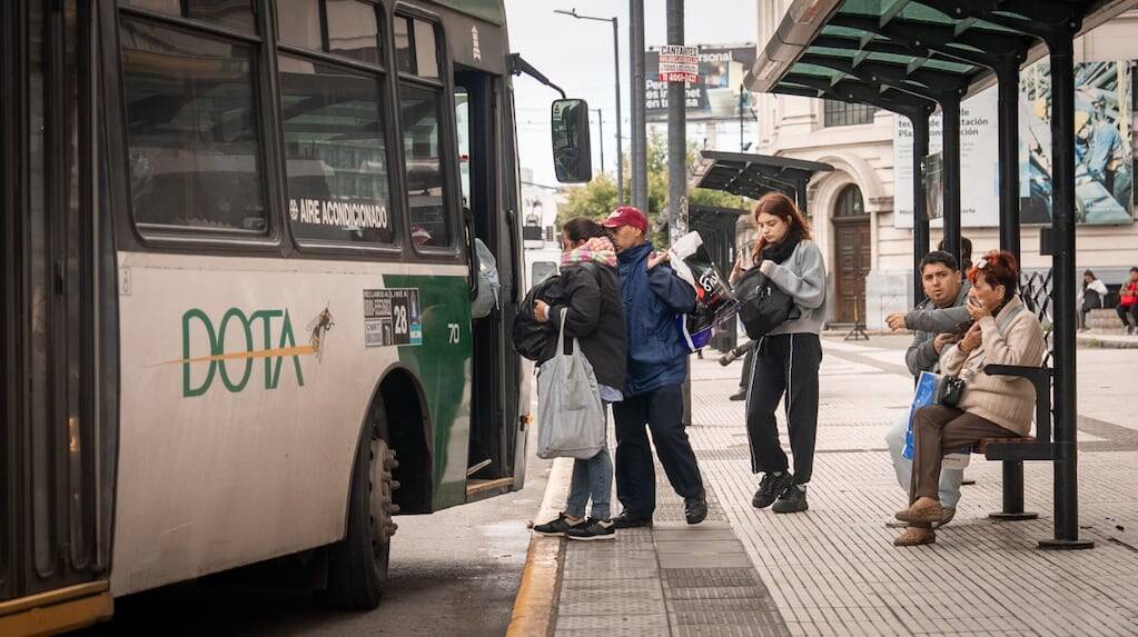 Familia del AMBA cubriendo gastos de servicios públicos