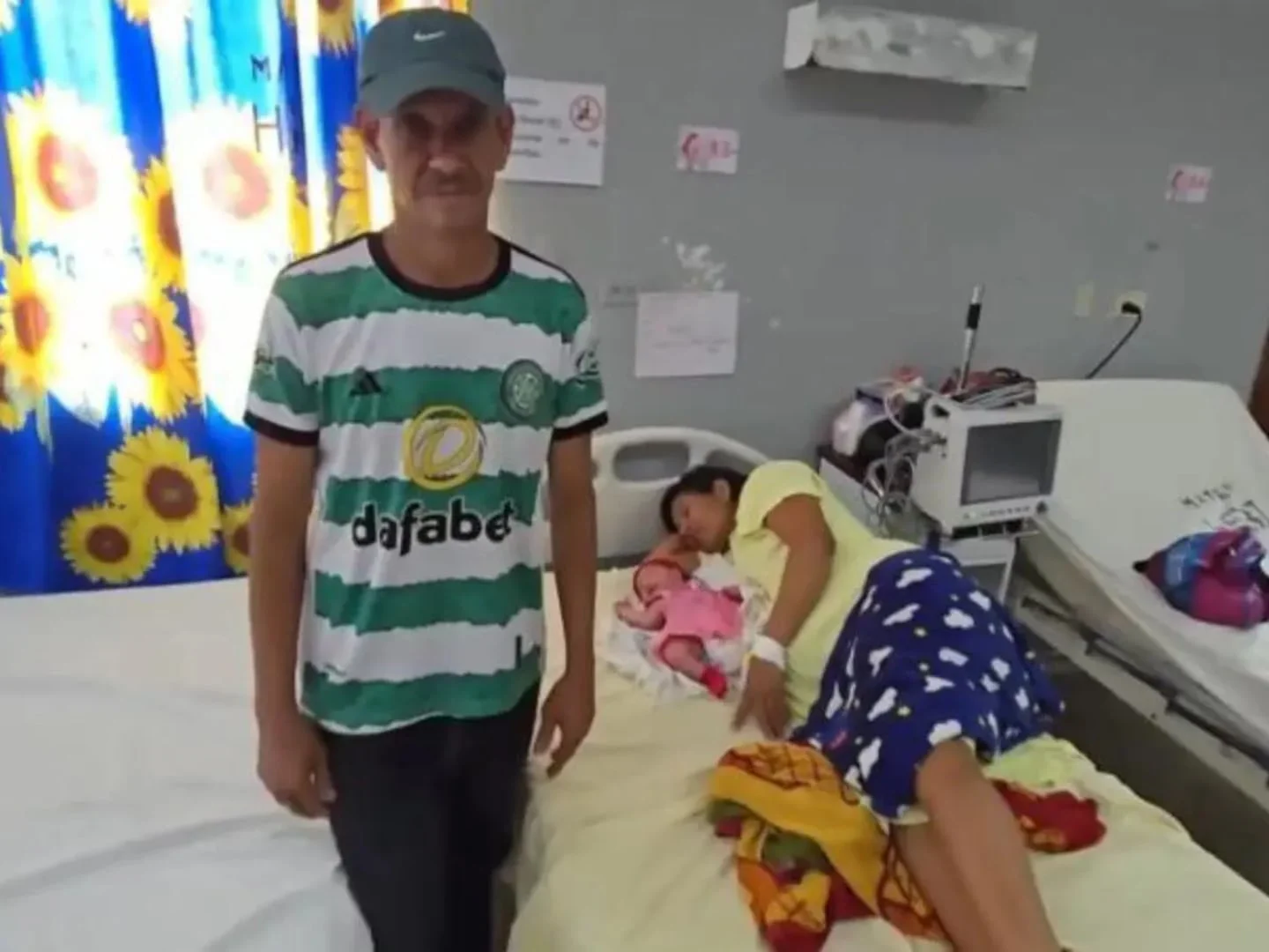Una familia hondureña en un hospital con su recién nacida Karol G