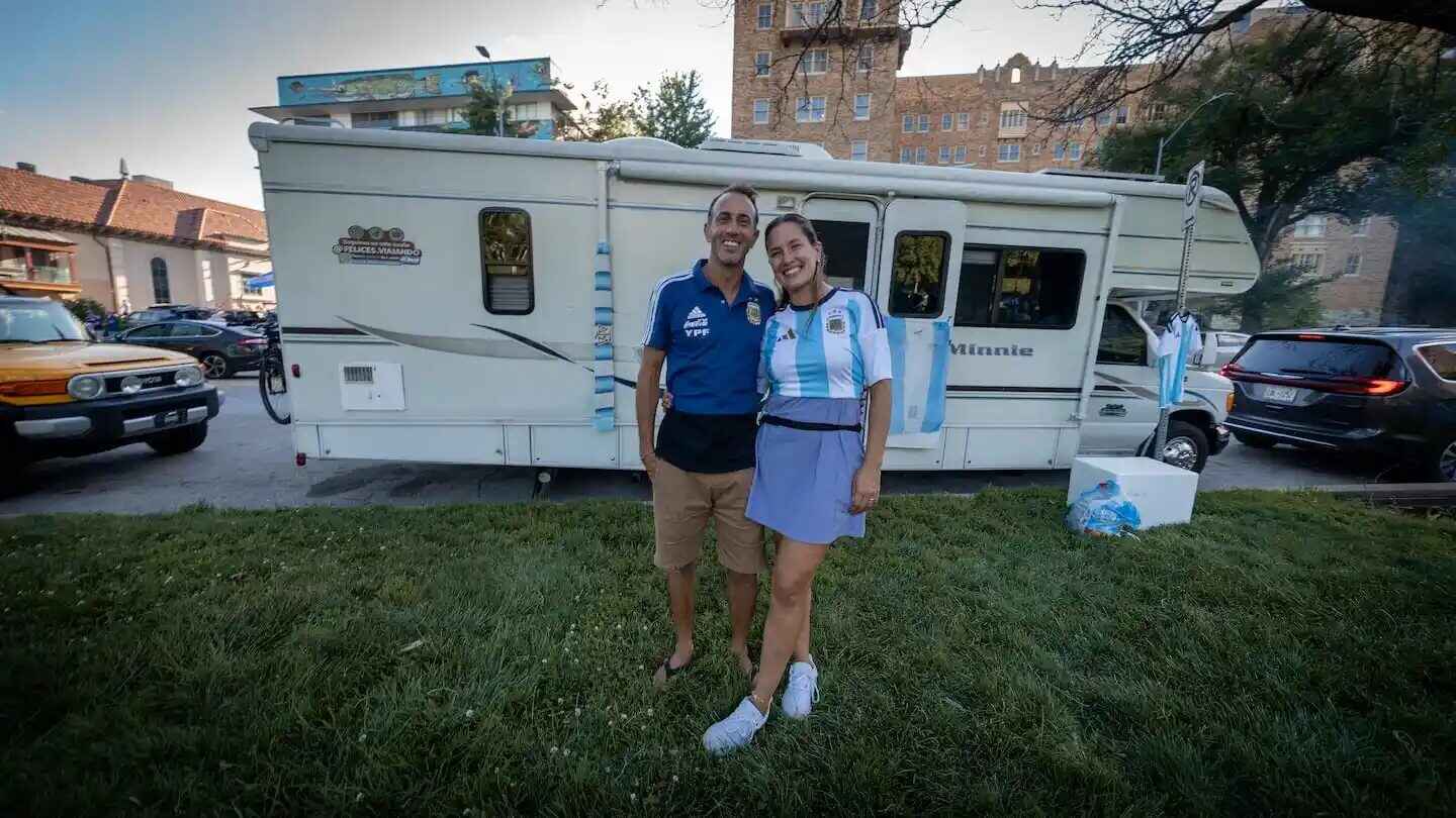 Familia santafesina junto a su motorhome decorado con los colores de la Selección Argentina