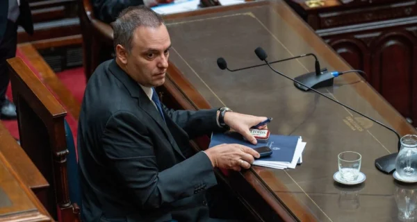 Manuel Adorni y Laura Schiuma durante una declaración judicial
