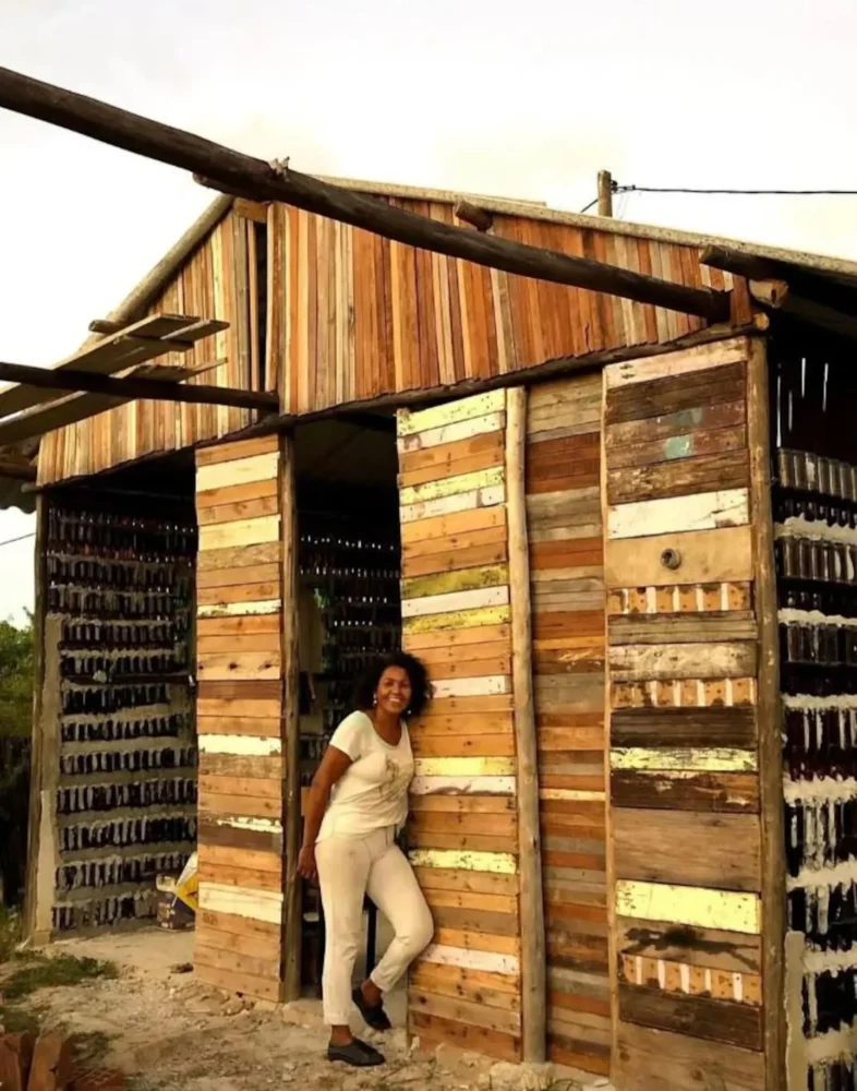 Edna Dantas posando frente a su casa construida con botellas recicladas en la Isla de Itamaracá