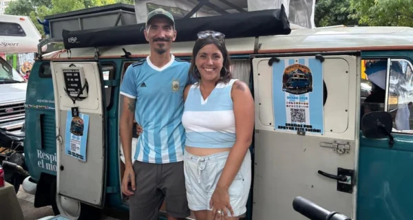 Pamela y Juan en su combi Volkswagen 1981 durante el Mundial 2026