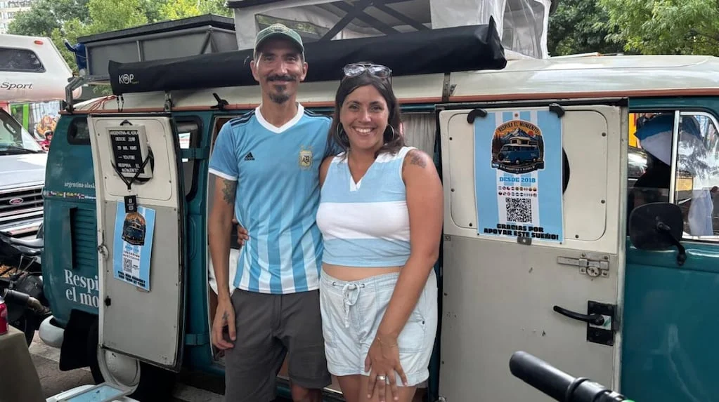 Pamela y Juan en su combi Volkswagen 1981 durante el Mundial 2026