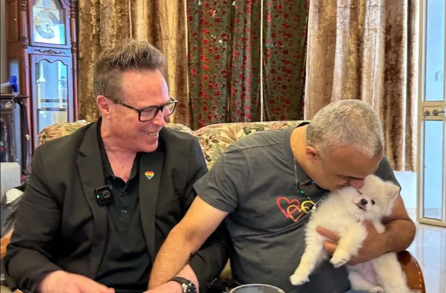 Pareja gay en Israel con su perro en un ambiente familiar