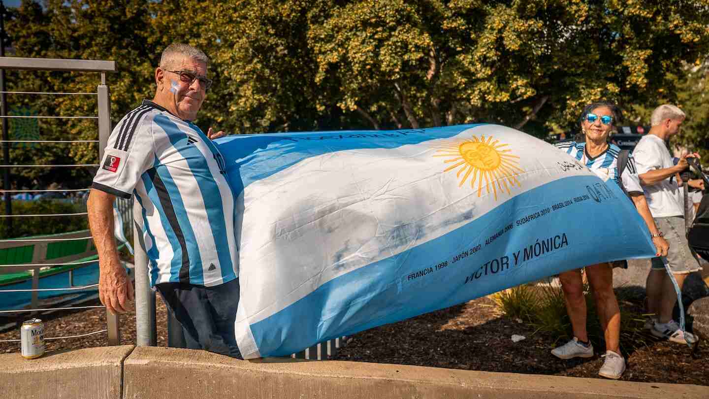 Pareja argentina con bandera en apoyo a la selección en el Mundial 2026