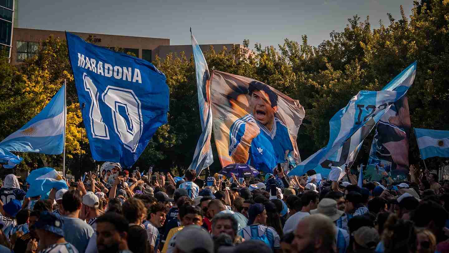 Aficionados argentinos celebrando con banderas en un evento del Mundial 2026
