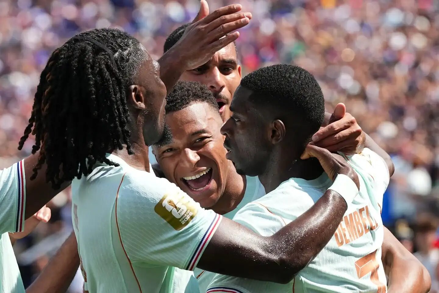 Jugadores de fútbol celebrando un gol en un partido