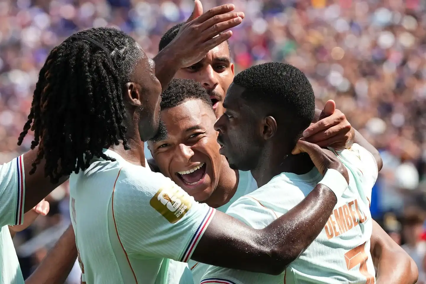 Jugadores de fútbol celebrando un gol en un partido