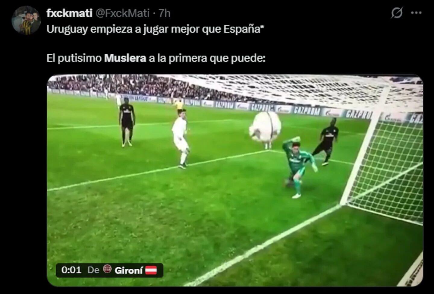 Fernando Muslera intentando detener un tiro en el partido entre Uruguay y España en el Mundial 2026