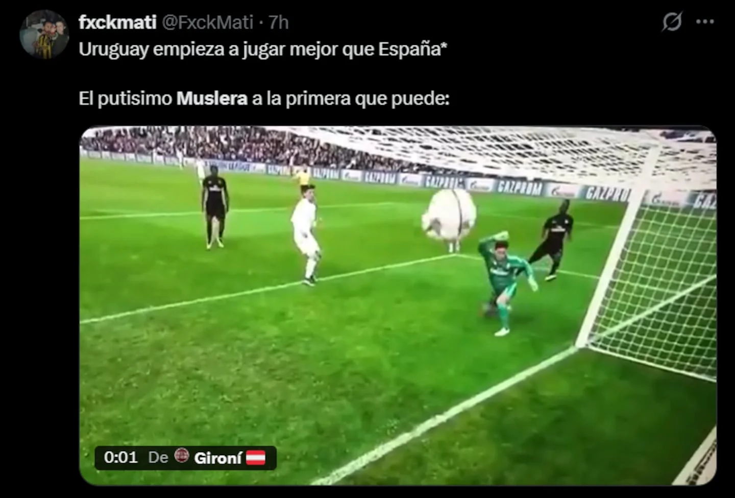 Fernando Muslera intentando detener un tiro en el partido entre Uruguay y España en el Mundial 2026