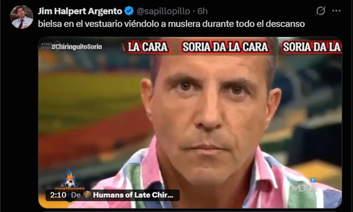 Marcelo Bielsa observa a Fernando Muslera en el vestuario durante el descanso del partido entre Uruguay y España