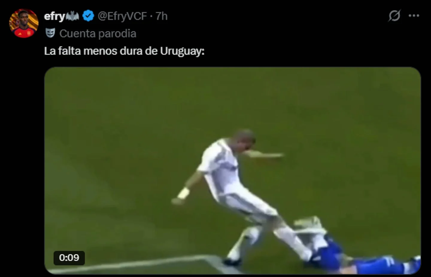 Jugador uruguayo cae tras una falta durante el partido contra España en el Mundial 2026