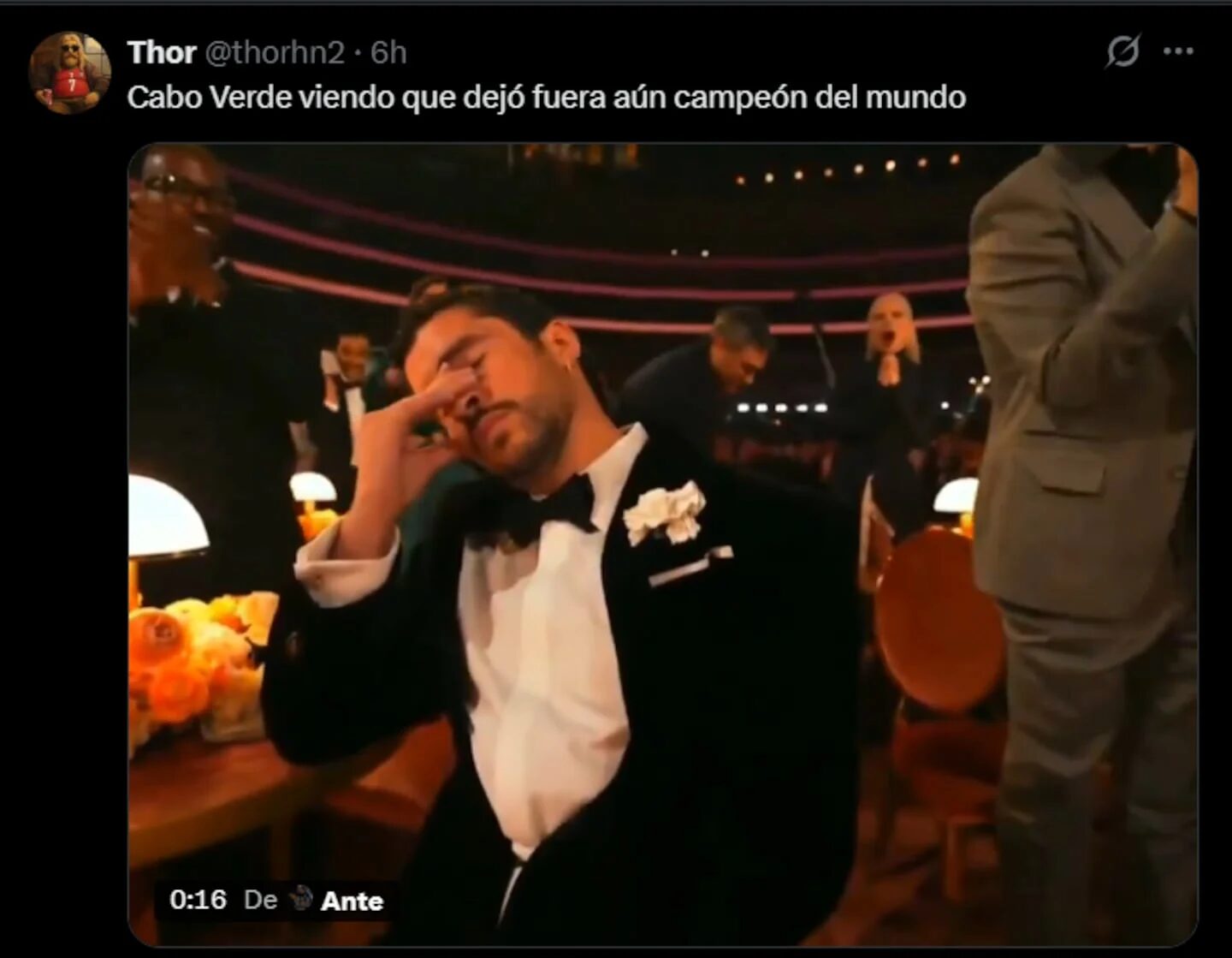 Hombre en traje de gala con gesto de frustración en un evento social