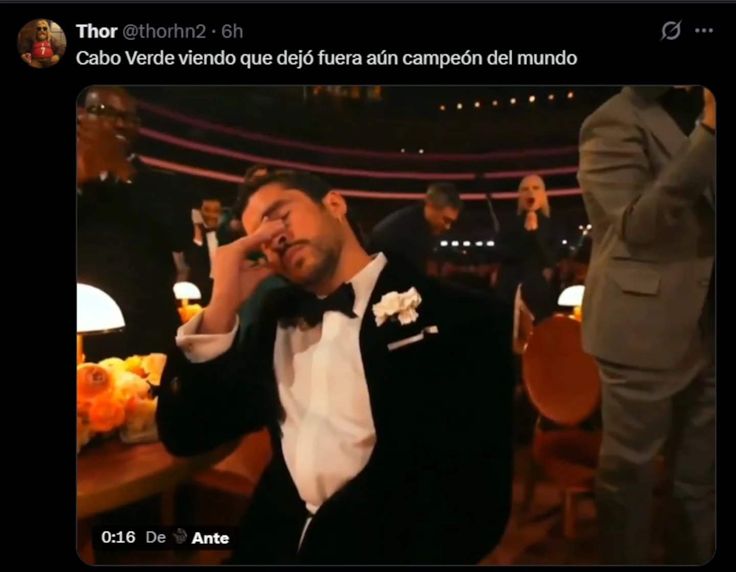 Hombre en traje de gala con gesto de frustración en un evento social