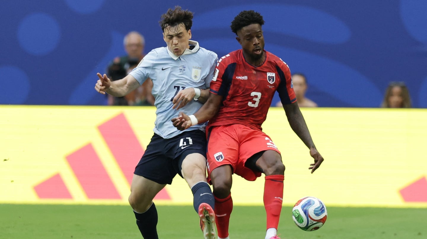 Jugadores de Uruguay y Cabo Verde compiten por el balón en el Mundial 2026