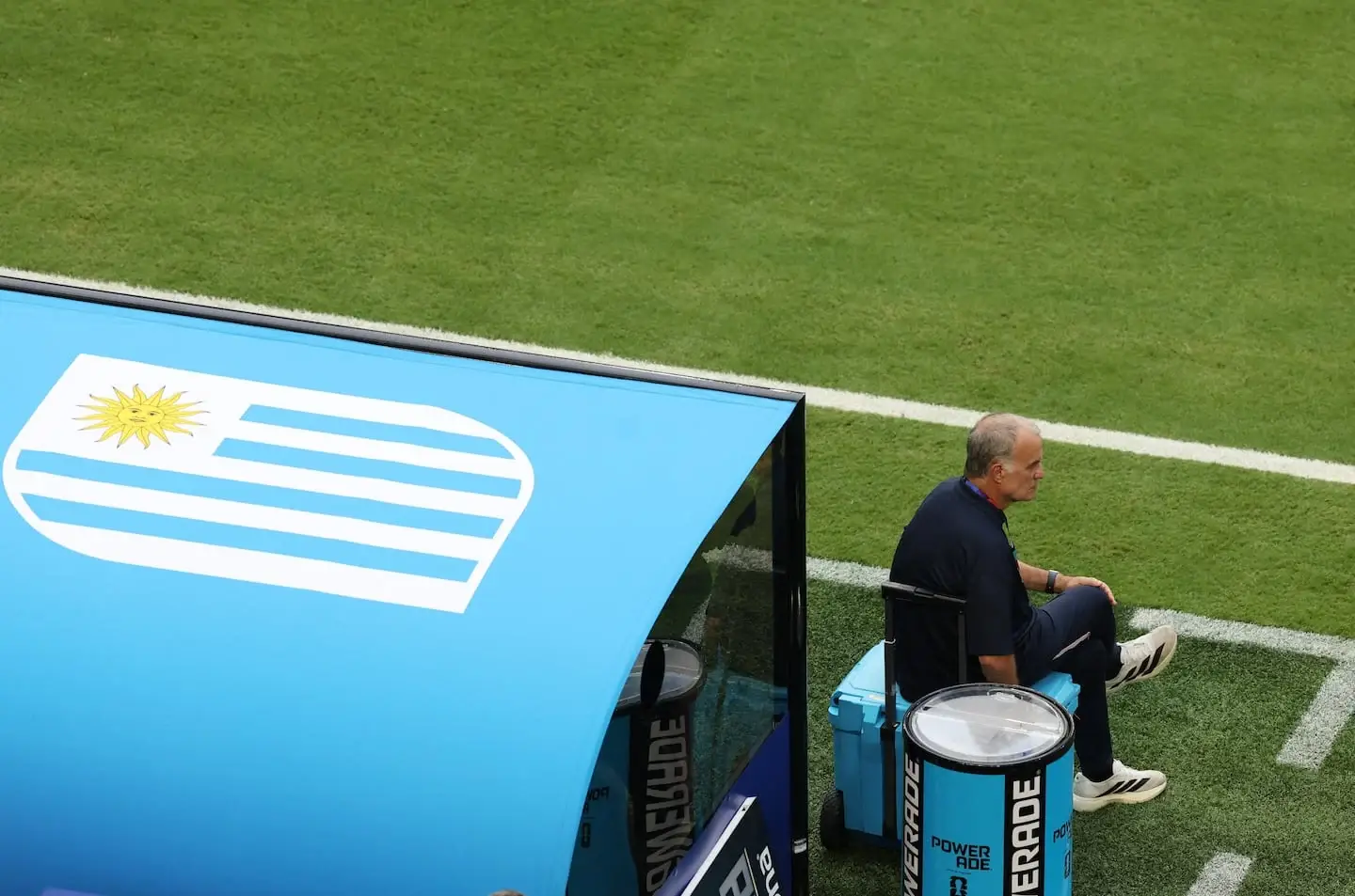 Entrenador de Uruguay sentado en el banquillo durante el Mundial 2026