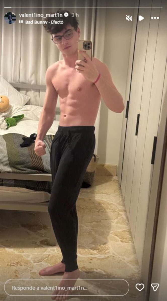 Valentino Martin posando en una selfie mostrando su transformación física