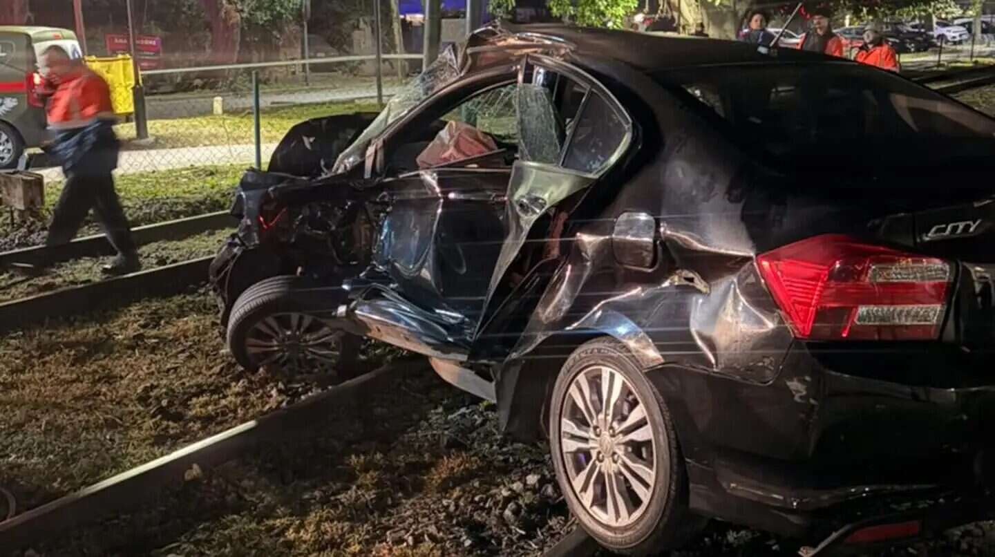 Auto dañado en las vías del tren tras un accidente en San Isidro