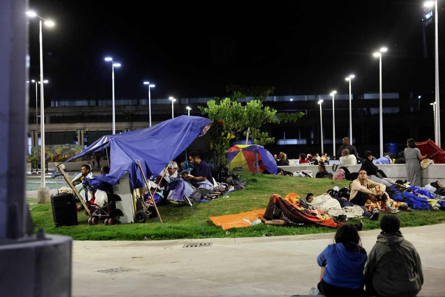 Personas afectadas por terremotos en Caracas, Venezuela, se refugian en un parque con mantas y tiendas improvisadas