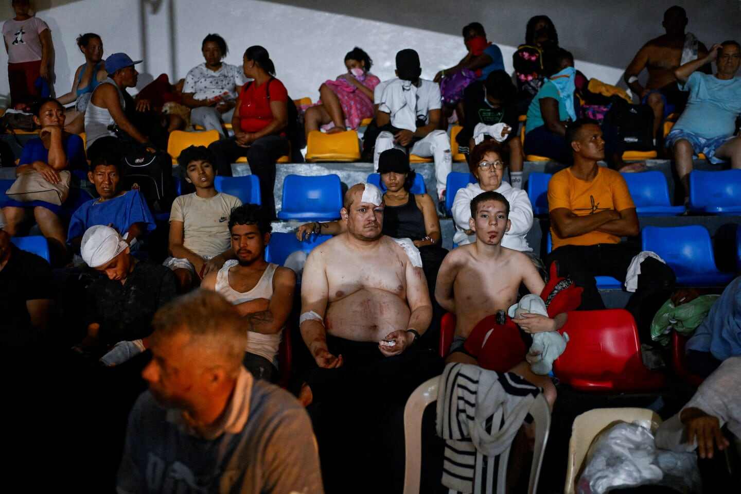 Personas heridas y desplazadas en un refugio tras los terremotos en Venezuela