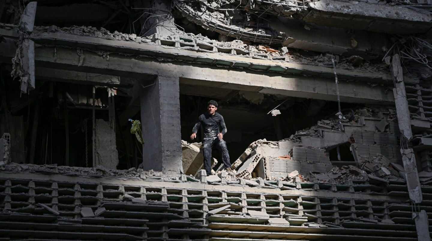 Hombre en un edificio colapsado tras los terremotos en Venezuela