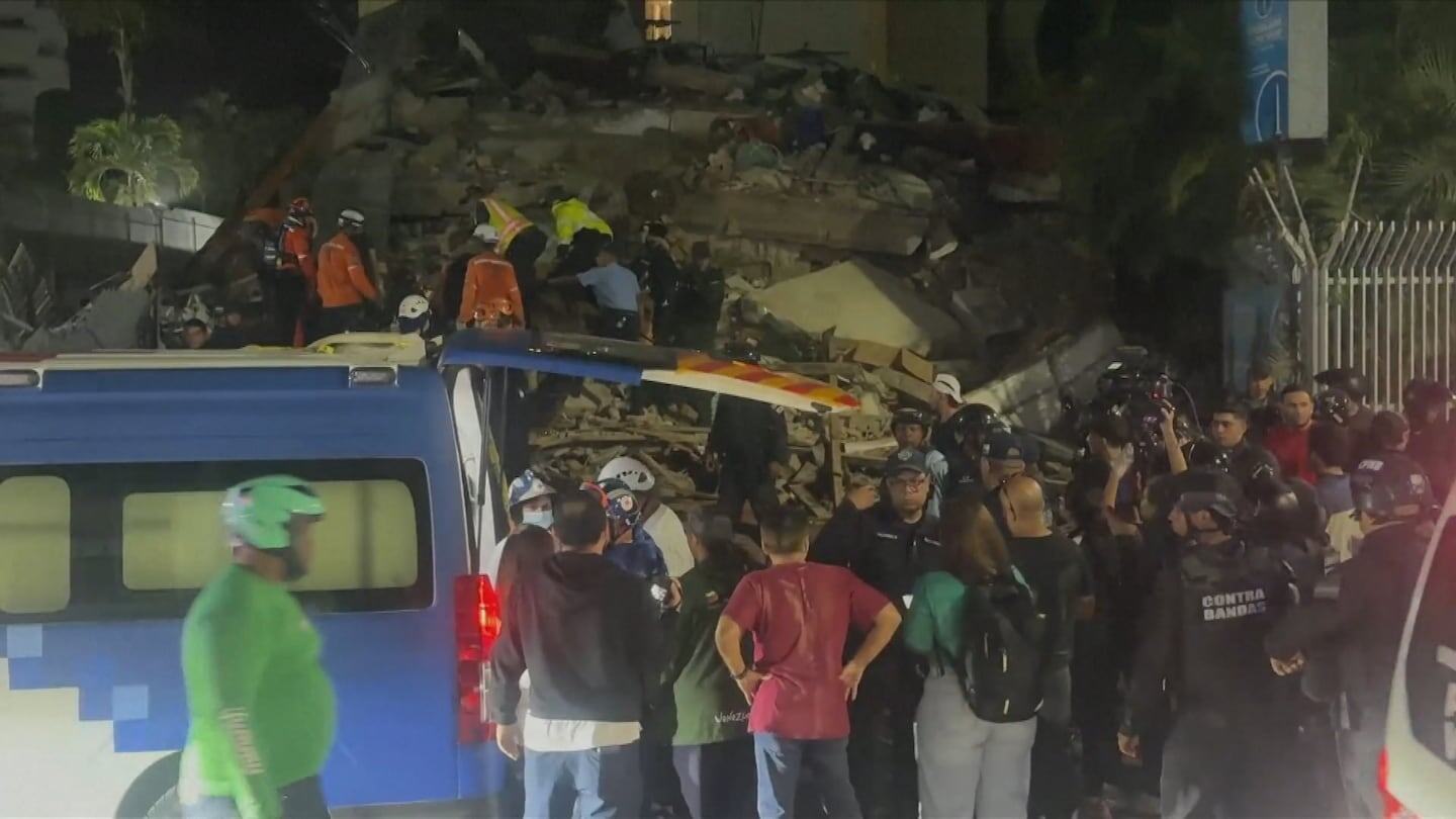 Rescatistas y ciudadanos en la escena de un edificio colapsado tras un terremoto en Caracas, Venezuela