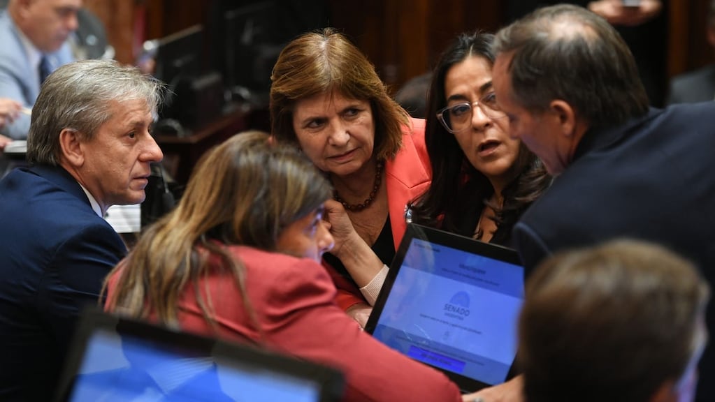 Reunión en el Senado sobre interpelación a Manuel Adorni
