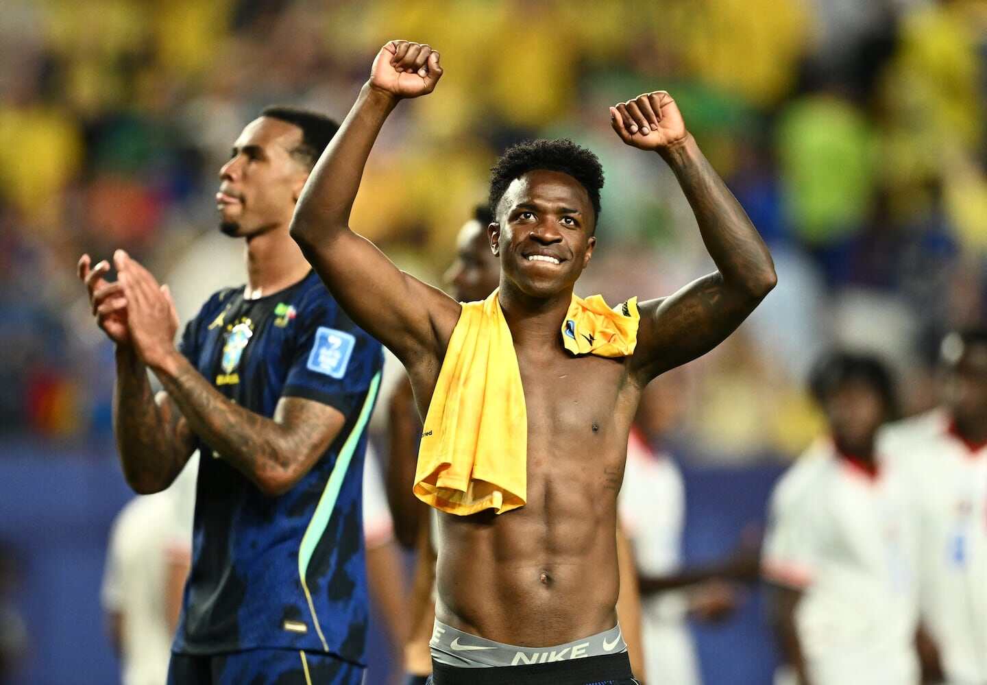 Vinícius Júnior celebra tras un partido, mostrando su camiseta y con una expresión de alegría