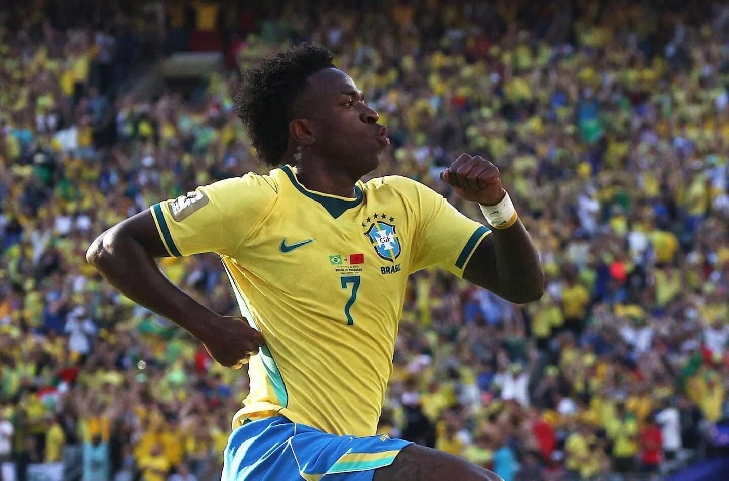 Vinícius Júnior celebra un gol con la selección brasileña en un estadio lleno de aficionados
