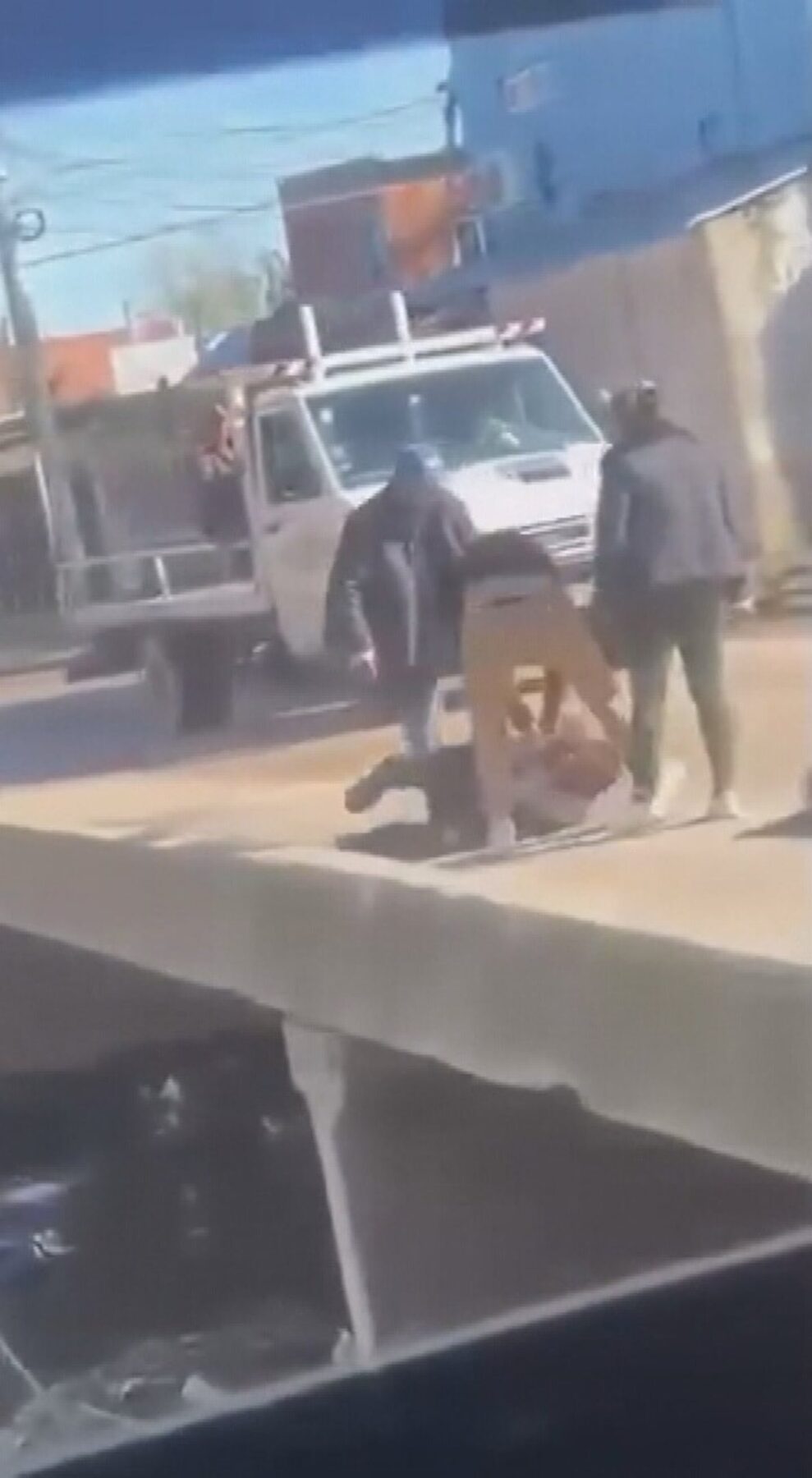 Vecinos en Lomas de Zamora agreden a un presunto ladrón en la calle