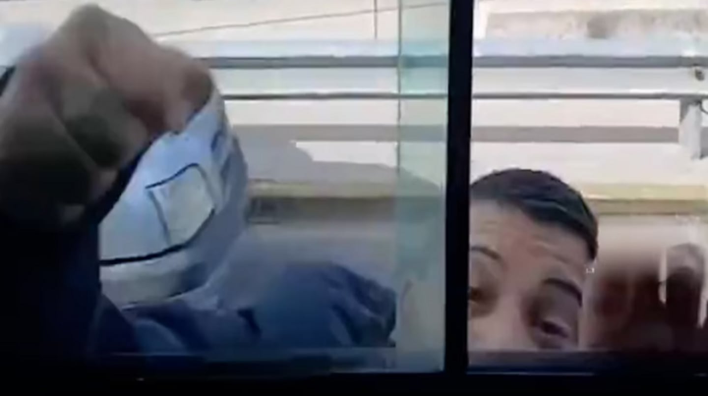Conductor agrediendo a un colectivero a través de la ventana del autobús en La Matanza