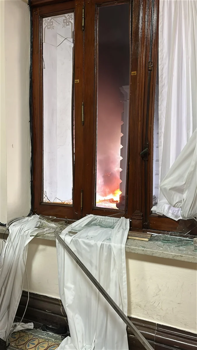 Ventana rota de la Municipalidad de La Plata con humo y fuego visible en el interior