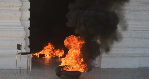 Dañado Palacio Municipal de La Plata tras el ataque