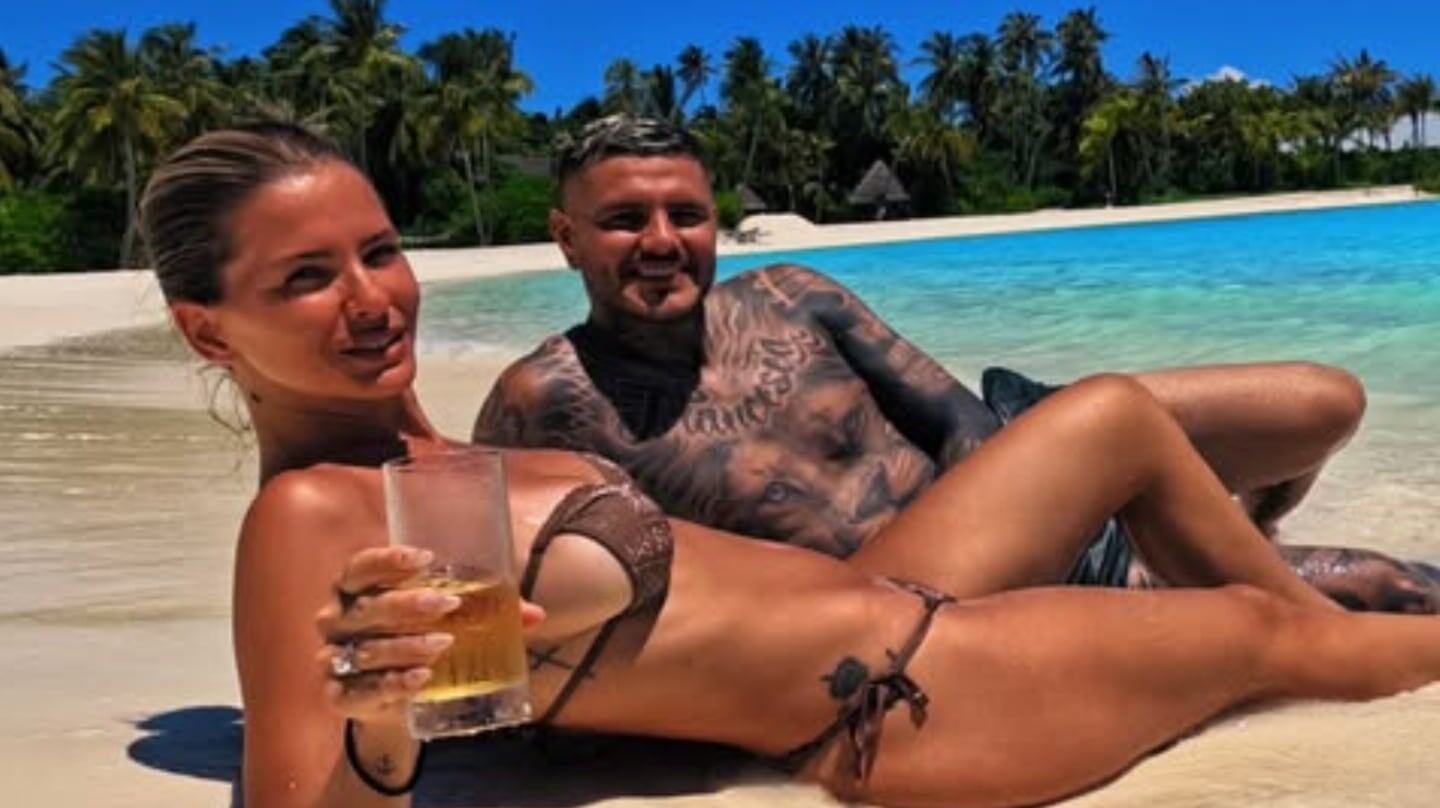 Wanda Nara y Mauro Icardi disfrutando de la playa con un cóctel en mano
