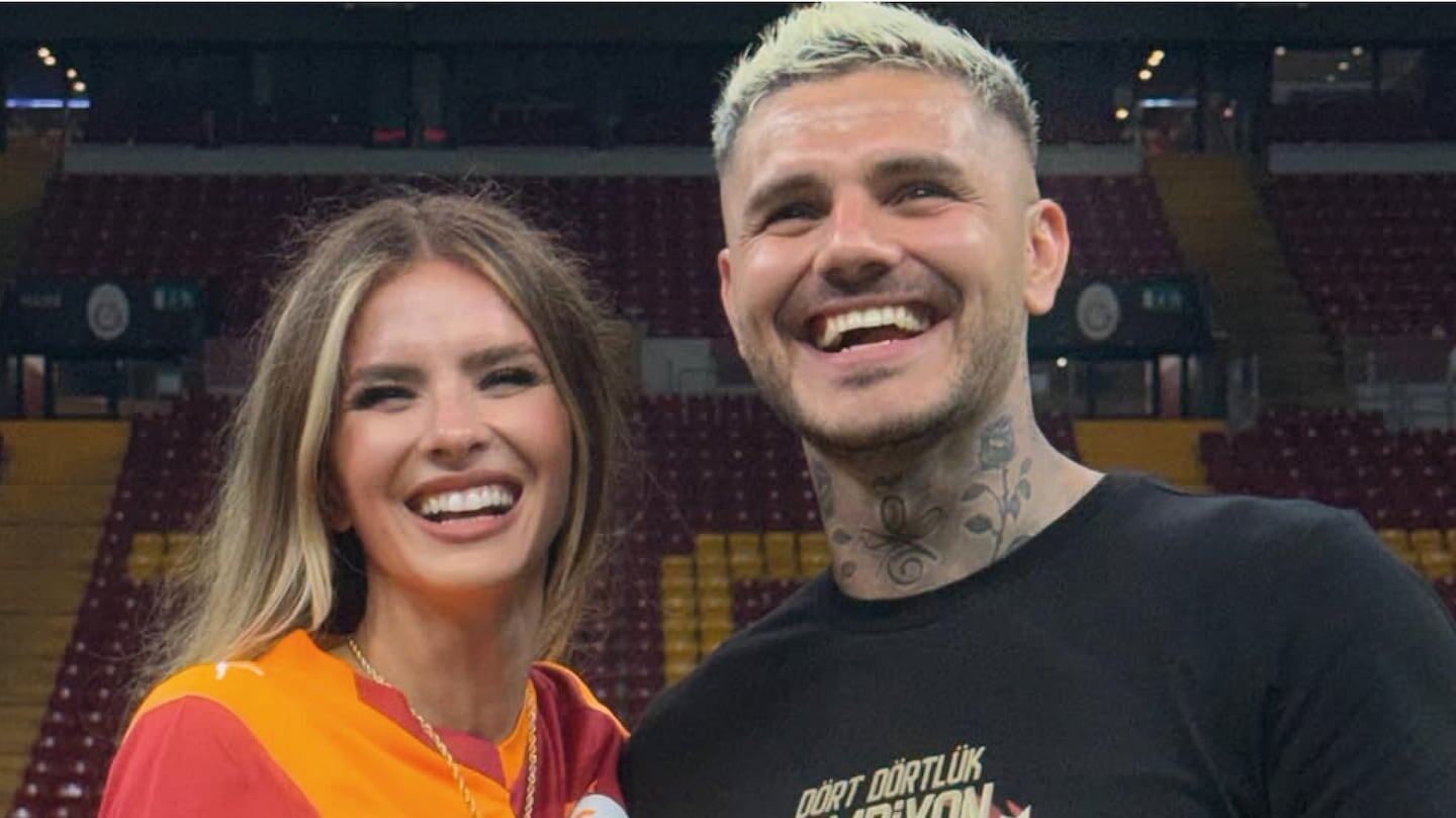 Wanda Nara y Mauro Icardi sonríen juntos en un estadio de fútbol