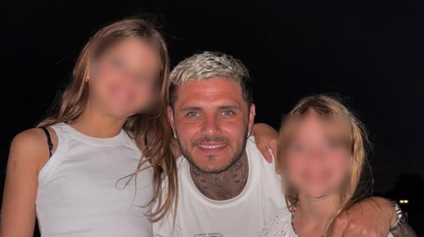 Mauro Icardi posando con sus hijas en un ambiente familiar
