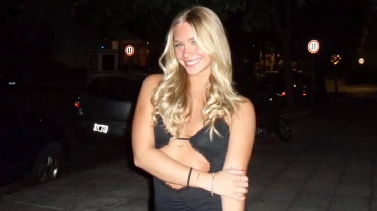 Ekaterina Ojeda sonríe mientras posa en la calle por la noche