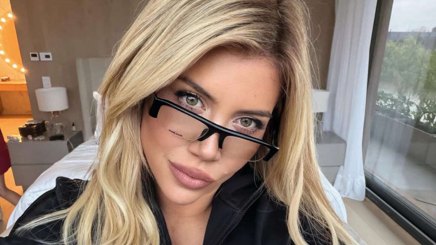 Wanda Nara posando con gafas en un entorno moderno y luminoso