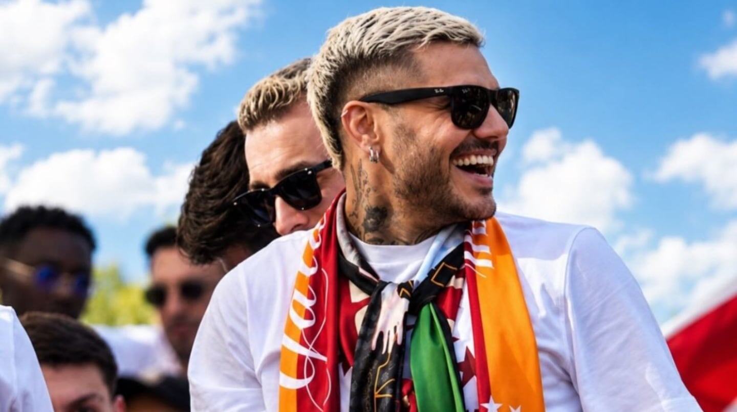 Mauro Icardi sonriente en un evento al aire libre con gafas de sol y una bufanda colorida