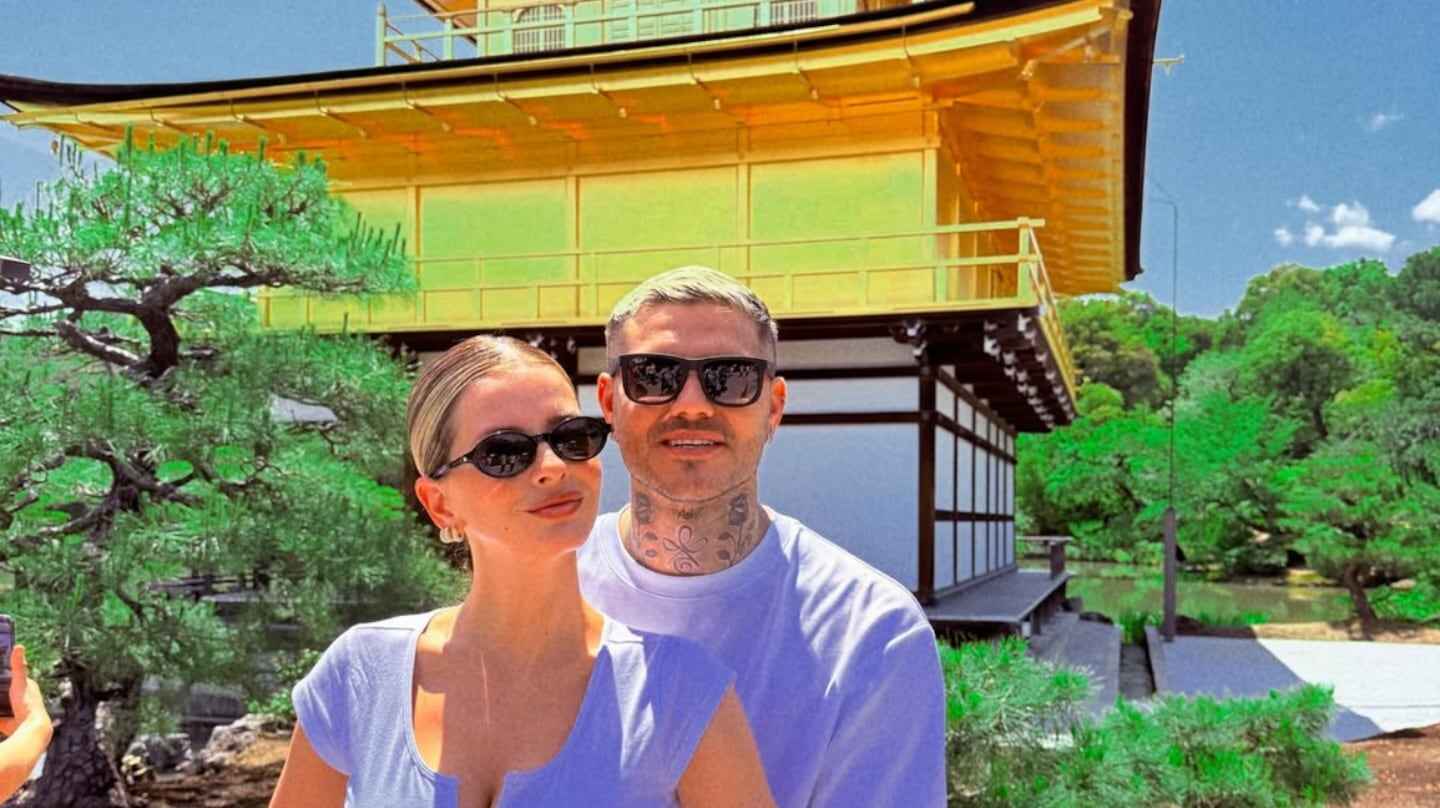 Wanda Nara y Mauro Icardi posando frente a un templo en un día soleado