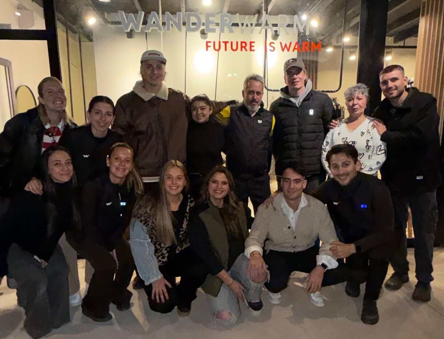 Equipo de WanderWarm posando frente a su tienda en Mendoza