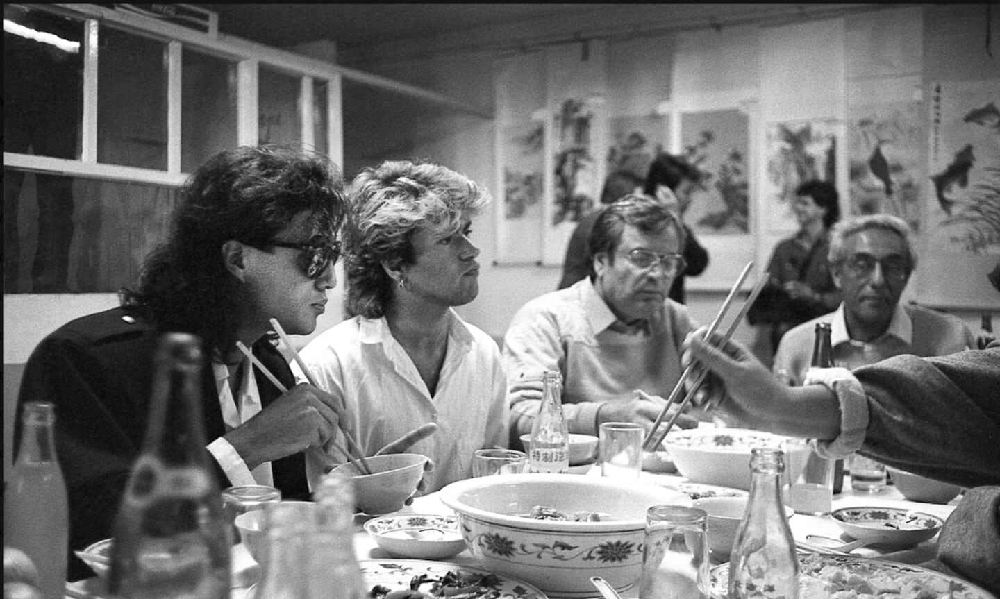 George Michael y Andrew Ridgeley de Wham! en una cena en China durante su histórica gira