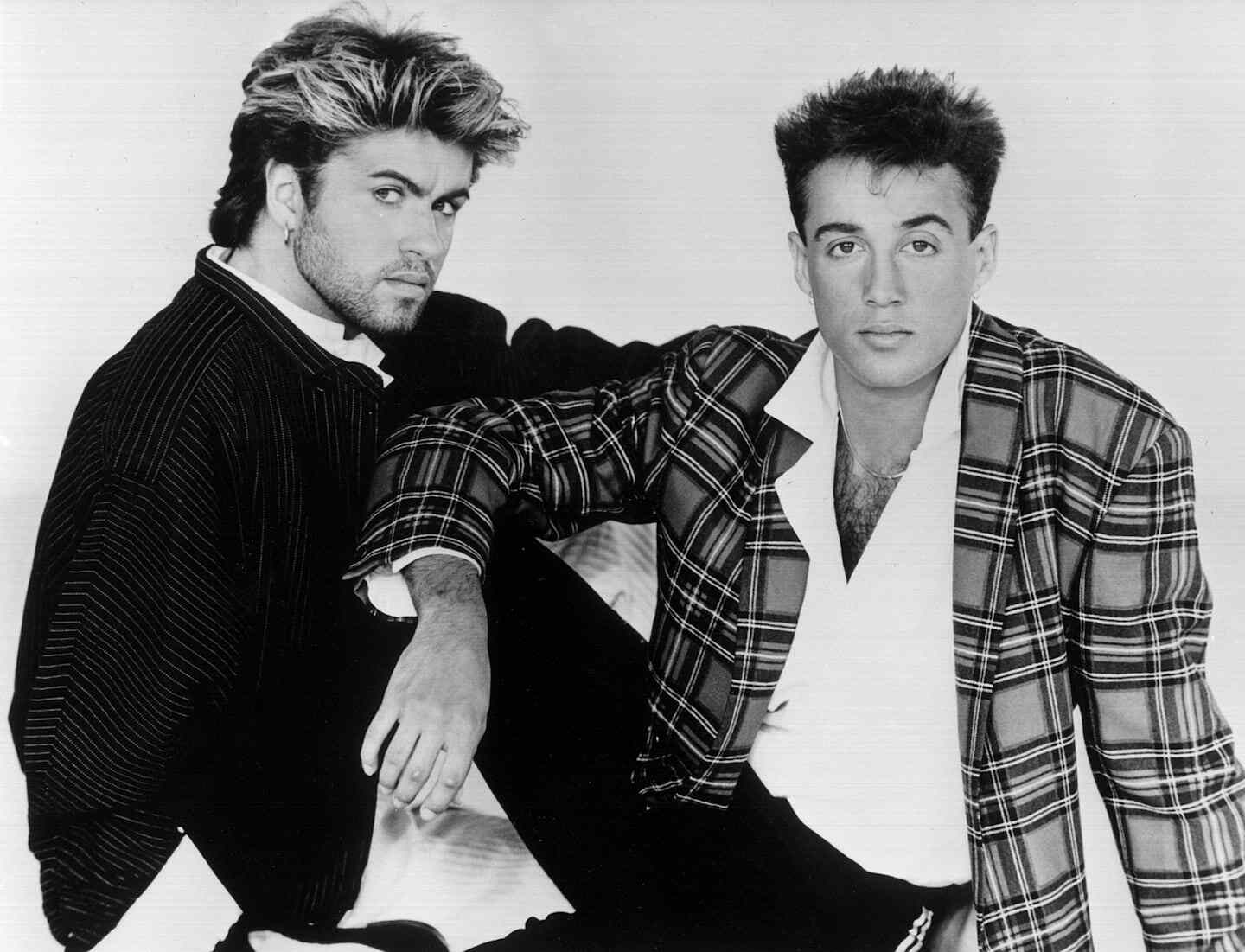 George Michael y Andrew Ridgeley de Wham! posando en blanco y negro