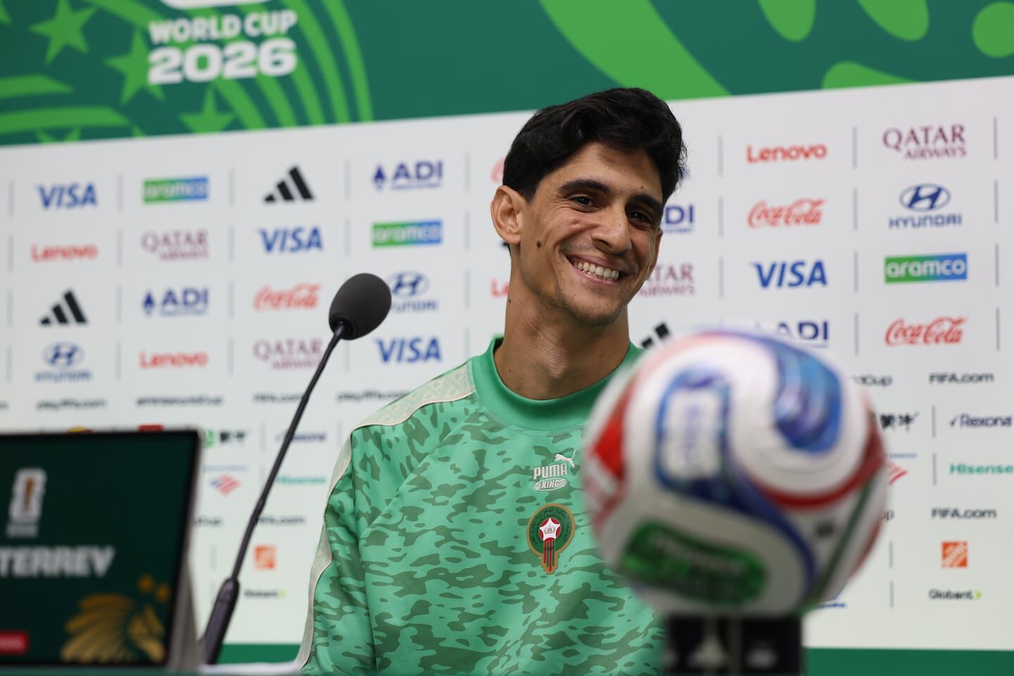 Yassine Bounou, arquero marroquí, sonríe durante una conferencia de prensa previa al Mundial 2026